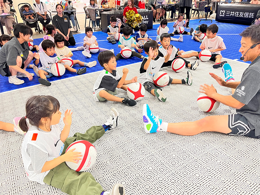 先生のお話を聞いている子供達