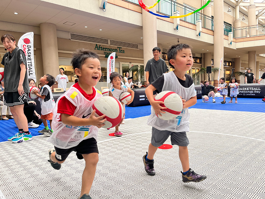 ボールで遊ぶ子供達